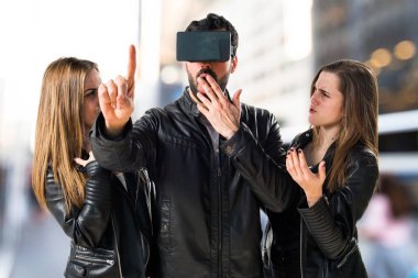 VR gözlüklü adam.