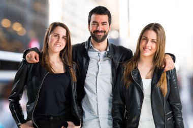 Siyah deri ile üç arkadaş