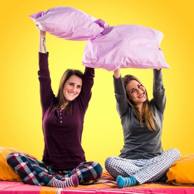 Mutlu kız yatakta oynarken