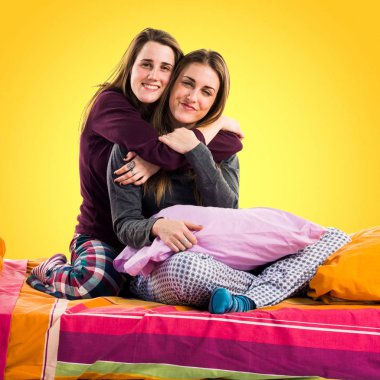 Mutlu kız yatakta oynarken