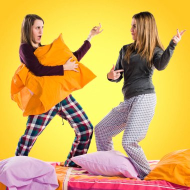 Arkadaşlar yatakta gitar jest yapma