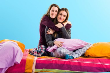 Mutlu kız yatakta oynarken