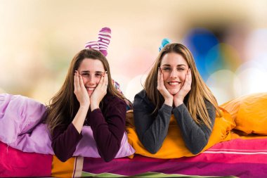 İki kız kardeş birlikte poz