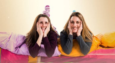 İki kız kardeş birlikte poz