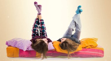 İki kız kardeş birlikte poz