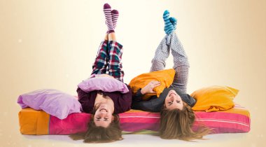 İki kız kardeş birlikte poz