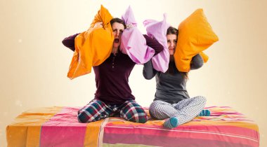 İki kız kardeş birlikte poz