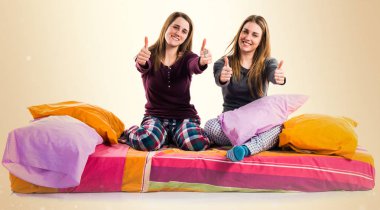 Yatakta başparmak ile arkadaş