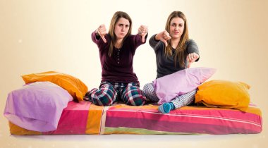 Kız yatakta kötü sinyal yapıyor