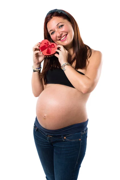 Donna Incinta Che Tiene Una Scatola Del Cuore — Foto Stock