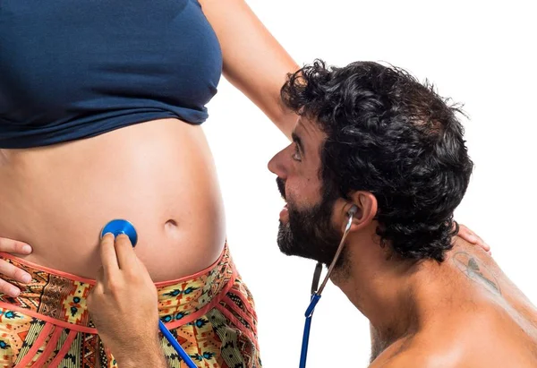 父と妊娠中の母親と共に聴診器 — ストック写真