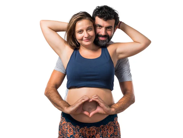 Отец Беременная Мать Делают Сердце Своими Руками — стоковое фото
