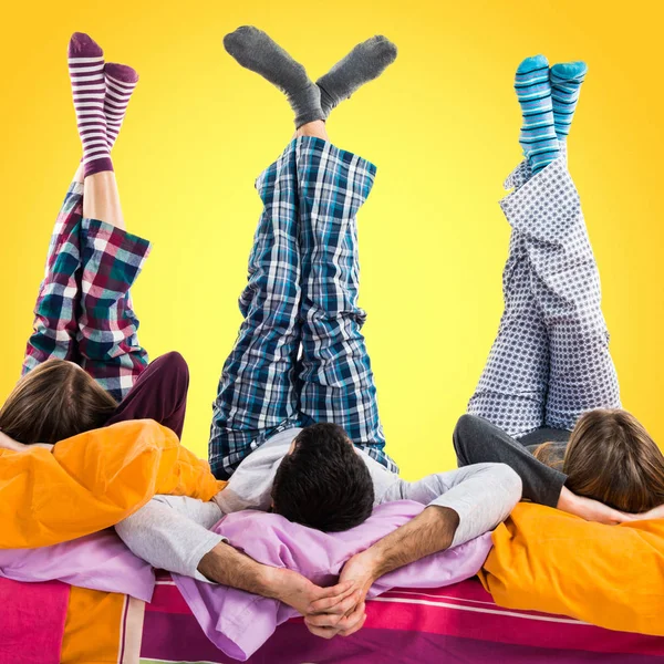 Bir yatakta üç arkadaş