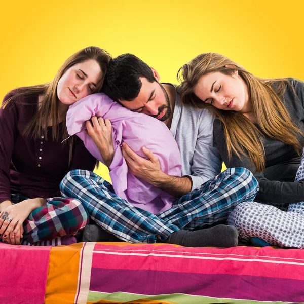 Bir yatakta uyuyan üzerinde üç arkadaş