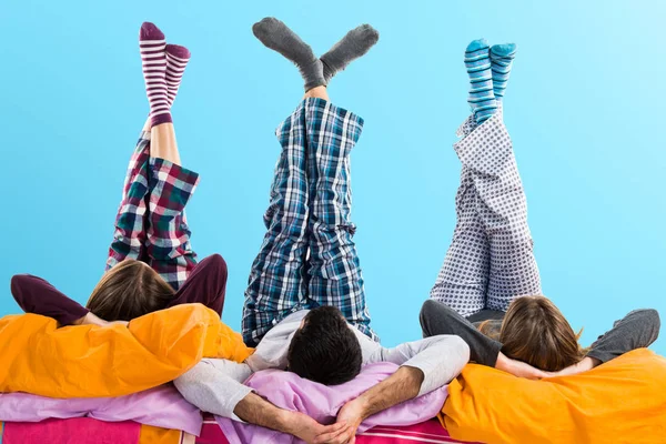 Bir yatakta üç arkadaş
