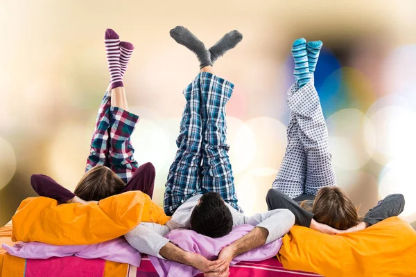 Bir yatakta üç arkadaş