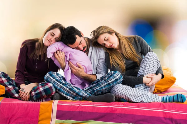 Bir yatakta uyuyan üzerinde üç arkadaş