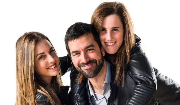 Siyah deri ceket ile üç arkadaş