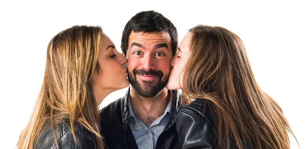 Bir adamı öperken kadınlar