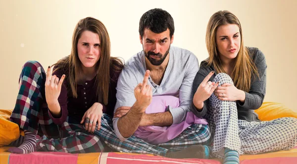 Boynuz jest yapma bir yatakta üç arkadaş