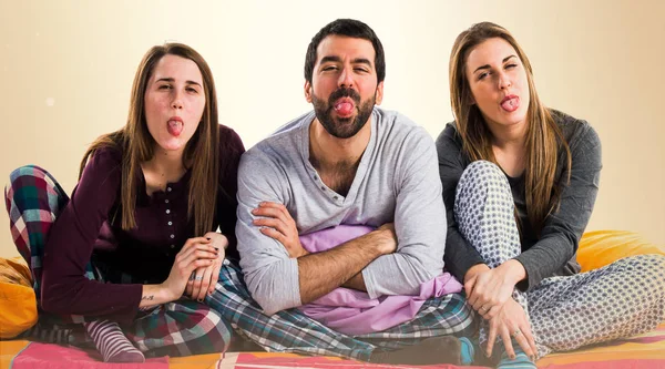 Şaka yapıyor bir yatakta üç arkadaş