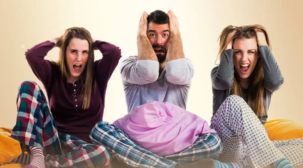 bir yatak üzerinde hayal kırıklığına arkadaşlar