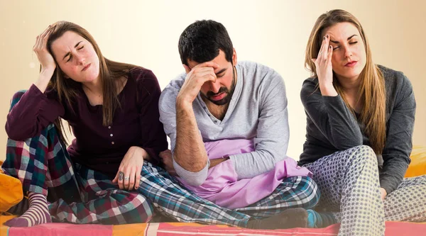 bir yatak üzerinde hayal kırıklığına arkadaşlar