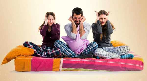 Onların kulaklarını kapsayan bir yatakta üç arkadaş