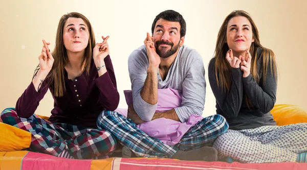 Üç arkadaş bir yatakta geçiş onların parmak ile 