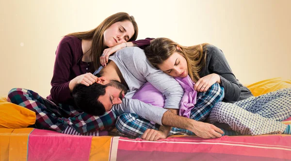 Bir yatakta uyuyan üzerinde üç arkadaş