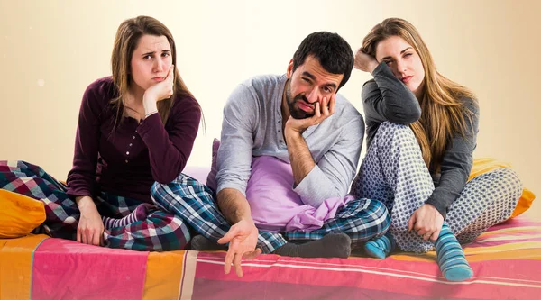 Üç arkadaş birlikte poz 