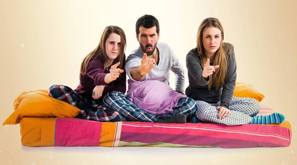 Üç arkadaş birlikte poz 