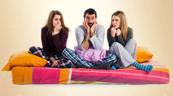 Yatakta korkmuş insanlar