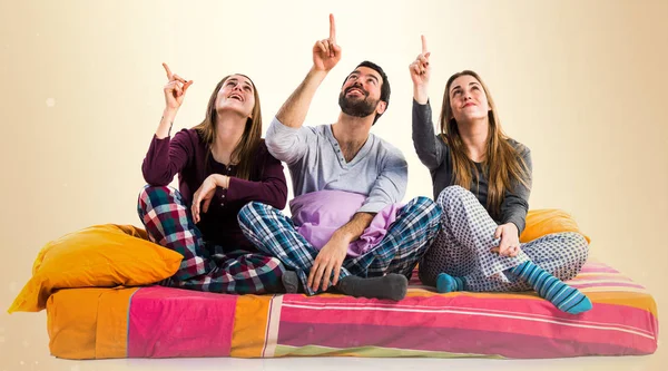 Yukarı dönük bir yatakta üç arkadaş
