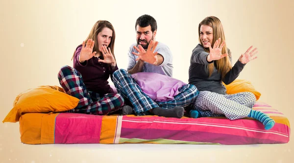 Και Τρεις Φίλους Ένα Κρεβάτι Που Κάνει Σήμα Στοπ — Φωτογραφία Αρχείου