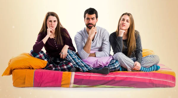 Üç arkadaş bir yatak düşünme üzerine