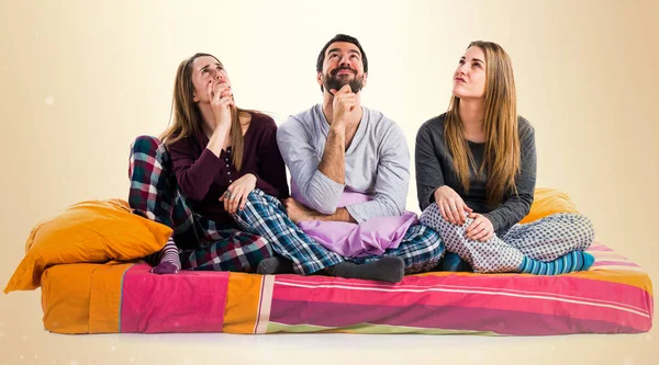 Üç arkadaş bir yatak düşünme üzerine