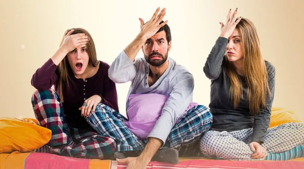 Şüpheleri bir yatakta üç arkadaş