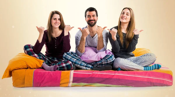 Başparmak ile bir yatakta üç arkadaş