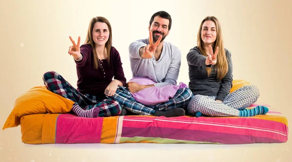 Zafer jest yapıyor bir yatakta üç arkadaş