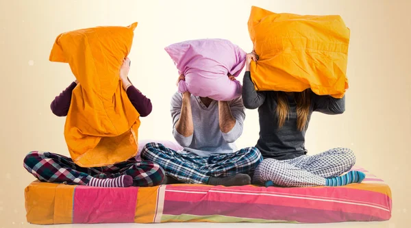 Yastıklarını saklanıyor bir yatakta üç arkadaş