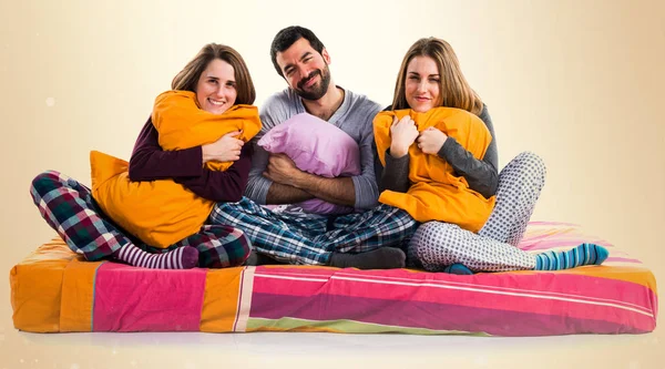 Bir yatakta üç arkadaş