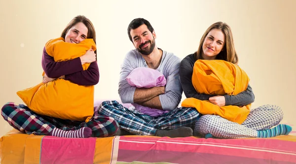 Bir yatakta üç arkadaş