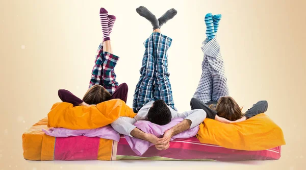 Bir yatakta üç arkadaş