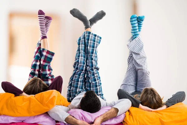 Bir yatakta üç arkadaş