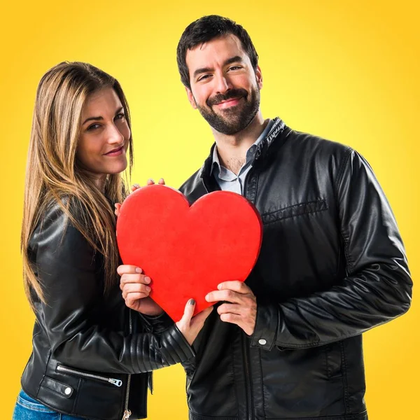 bir kalp tutan Çift