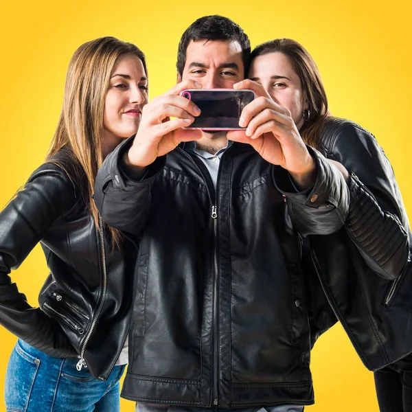 Amici Che Fanno Selfie — Foto Stock