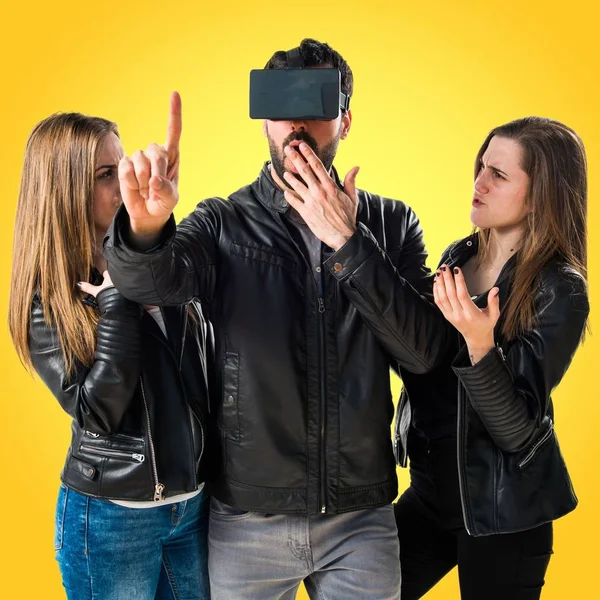 VR gözlüklü adam.