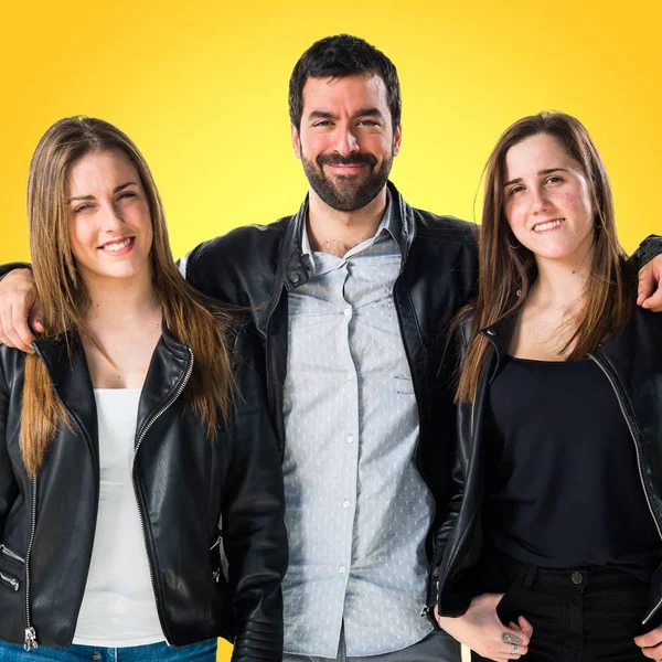 Siyah deri ile üç arkadaş