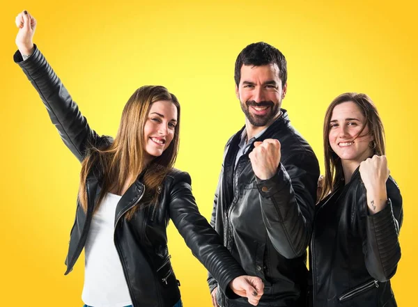 Üç arkadaş birlikte poz 